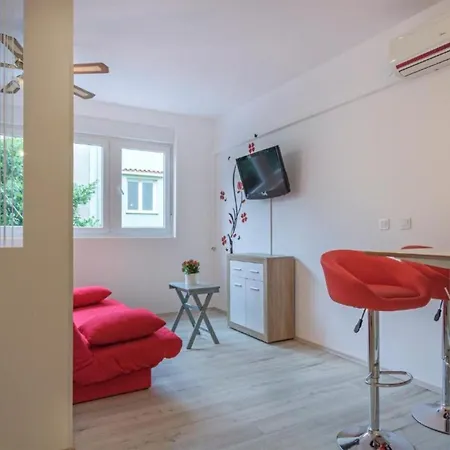 Modern And Bright With Terrace And Garden * 普拉